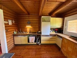 A kitchen or kitchenette at Gemütliche Blockhütte in Wiennähe