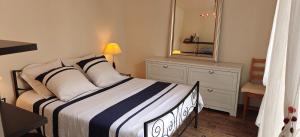 sypialnia z łóżkiem z lustrem i komodą w obiekcie Maison avec Spa en bord de mer w mieście Logonna-Daoulas