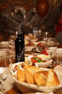 Fotografie z fotogalerie ubytování Hotel Hobbiton near Vardzia Caves v destinaci T'mogvi