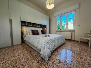 a bedroom with a large bed and a window at Villetta Alfredo a Torre del Lago in Torre del Lago Puccini