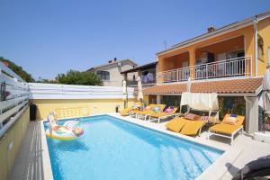 Bazén v ubytování Venus Holiday House with Pool nebo v jeho okolí