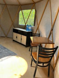 Posezení v ubytování Glampanee - off grid SITE 2