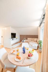 a living room with a table with plates of food on it at Allgäu-Ferienwohnung zentral in Sonthofen, Bergblick & eigener Parkplatz in Sonthofen
