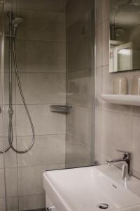 une salle de bain avec douche et lavabo dans l'établissement Idyllisch gelegene Ferienwohnung Xaver im Herzen des bayerischen Waldes, à Zachenberg 13 autres photos