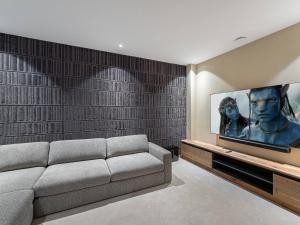 Televízia a/alebo spoločenská miestnosť v ubytovaní Chalet luxe avec piscine, sauna, et accès facile pistes Courchevel - FR-1-568-27