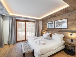 Posteľ alebo postele v izbe v ubytovaní Chalet luxe avec piscine, sauna, et accès facile pistes Courchevel - FR-1-568-27 + 4 fotografie
