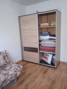 un armario en la esquina de una habitación en Тристаен апартамент в Бяла комплекс Атлантик, en Byala