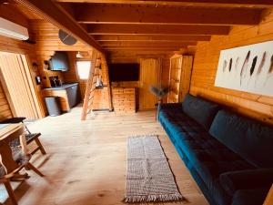 a living room with a couch in a log cabin at Hüttenzauber in Lubmin