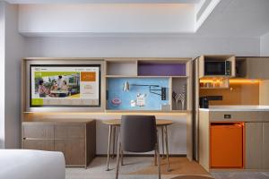 a small kitchen with a table and chairs in a room at Home2 Suite by Hilton Hengshui Taocheng in Hengshui