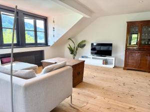 Μια τηλεόραση ή/και κέντρο ψυχαγωγίας στο Großzügiges Allgäu Loft - Maisonette Style