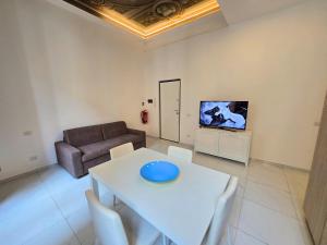 salon z białym stołem i kanapą w obiekcie LA CALETTA BEACH APARTMENT w mieście La Spezia