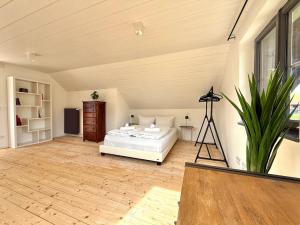 Ένα ή περισσότερα κρεβάτια σε δωμάτιο στο Großzügiges Allgäu Loft - Maisonette Style