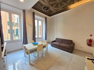 salon ze stołem i kanapą w obiekcie LA CALETTA BEACH APARTMENT w mieście La Spezia