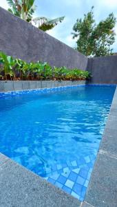 Bazén v ubytování The Nawasena Villa Medan with Private Pool Escape nebo v jeho okolí