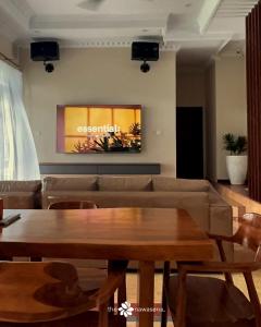 TV a/nebo společenská místnost v ubytování The Nawasena Villa Medan with Private Pool Escape