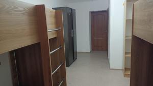 een lege kamer met houten deuren en een hal bij Шамшырак in Zhezdi