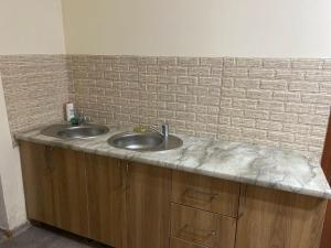 een aanrecht met twee wastafels in een badkamer bij Шамшырак in Zhezdi +4 foto's