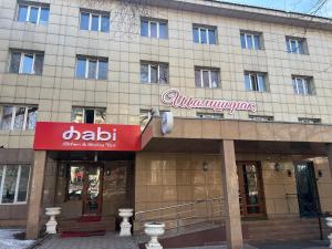 een gebouw met een bord aan de voorgevel bij Шамшырак in Zhezdi