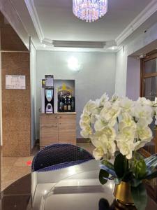 een vaas met bloemen op een tafel in een kamer bij Шамшырак in Zhezdi