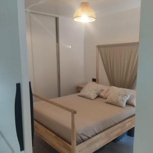 Ένα ή περισσότερα κρεβάτια σε δωμάτιο στο Bonito estudio cerca de la Playa