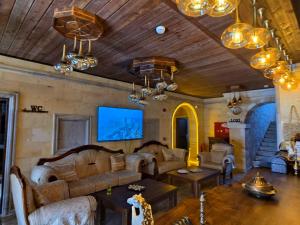 una sala de estar con un sofá y una mesa en Valley Inn Cappadocia, en Nevşehir