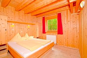 Ένα ή περισσότερα κρεβάτια σε δωμάτιο στο Ferienhaus Eberharter Nr 6