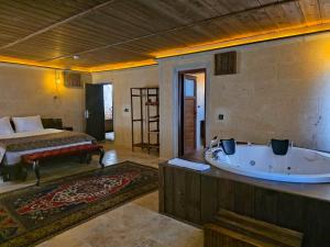 1 dormitorio con bañera y 1 cama en una habitación en Valley Inn Cappadocia, en Nevşehir