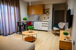 Kuchyň nebo kuchyňský kout v ubytování RiA BLU DELUXE HOTEL