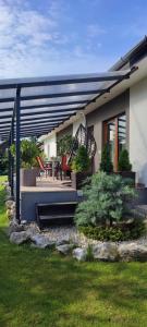 una casa con un patio con mesa y sillas en Katáng Vendégház, en Tardosbánya