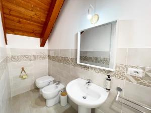 ein Badezimmer mit Waschbecken, Toilette und Spiegel in der Unterkunft EDRI Punta Tresino a Castellabate in Santa Maria di Castellabate + 21 Fotos
