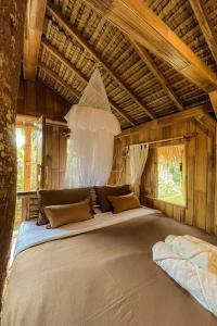 Postel nebo postele na pokoji v ubytování Lumbung Langit Bali house & hostel
