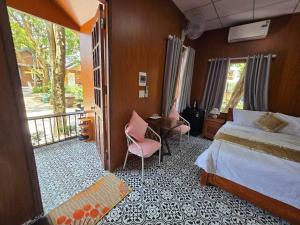 une chambre avec un lit et un balcon dans l'établissement Homestay Nguyễn hưng, à Hue