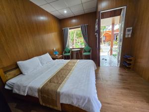 - une chambre avec un grand lit et une porte coulissante en verre dans l'établissement Homestay Nguyễn hưng, à Hue 14 autres photos