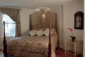 A bed or beds in a room at Scranton Seahorse Inn
