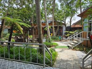 une maison avec une clôture devant dans l'établissement Homestay Nguyễn hưng, à Hue