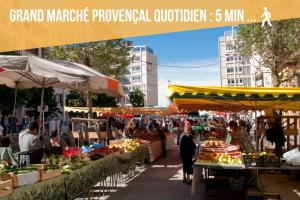 un mercato agricolo con frutta e verdura su un marciapiede di Le Liberté - Charme & Standing haussmannien avec vue port a Tolone