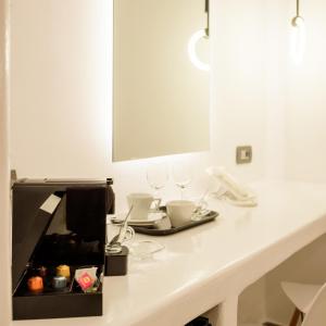 Příslušenství pro přípravu čaje a kávy v ubytování Tataki Family Hotel