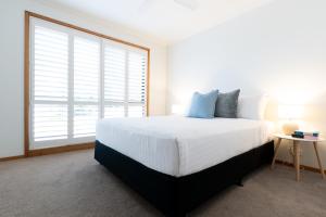 a bedroom with a large white bed and a window at Bright and Beautiful Near the Gorge with Parking in Royal Park