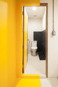 une porte ouverte menant à une salle de bains pourvue de toilettes. dans l'établissement BOB Hostel सुख सदन ひだまり庵 파란달여관, à Bangkok 109 autres photos