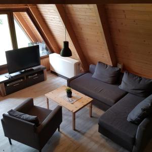 ein Wohnzimmer mit zwei Sofas und einem Fernseher in der Unterkunft Ferienhaus Ostseeküste in Damp