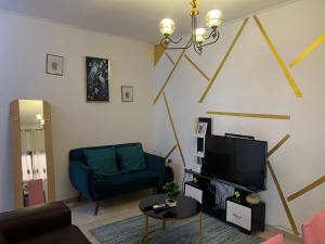 ドゥアラにあるServices Meubléのリビングルーム(青い椅子、テレビ付)