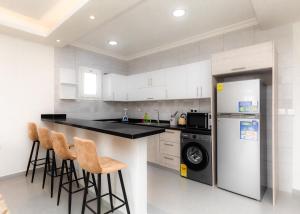 Η κουζίνα ή μικρή κουζίνα στο TCC Dzorwulu Apartment