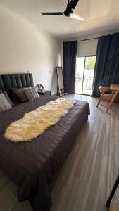 Postel nebo postele na pokoji v ubytování Grande Maldives Inn
