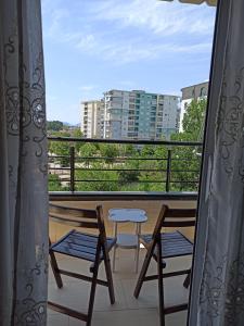 ヴロラにあるMarini's apartment , Vlorëのバルコニー(椅子2脚、テーブル付)
