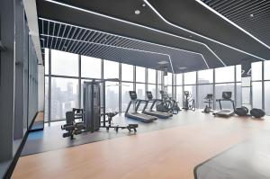 Fitness centrum a/nebo fitness zařízení v ubytování Core Residence TRX by Avery at KLCC #Located in TRX #5 mins to Pavilion &Bukit Bintang #Rooftop Infinity Pool #Free Parking #中英文房东