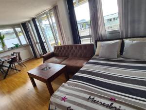 ein Wohnzimmer mit Sofa und Tisch in der Unterkunft Ridler! Theresienwiese Oktoberfest, parking & rooftop terraces 2 room in München