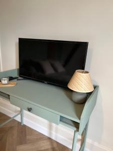 Μια τηλεόραση ή/και κέντρο ψυχαγωγίας στο Jungle Deluxe Fontainebleau #INSEAD #CENTRE