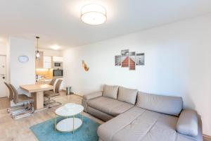 un soggiorno con un divano e un tavolo di Sunset Resort 107 a Fonyód