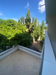 einen Balkon eines Hauses mit Bäumen und Sträuchern in der Unterkunft Breezebay beach road hotel Diani in Ukunda + 13 Fotos