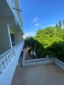 ein Balkon eines Gebäudes mit Blick auf Bäume in der Unterkunft Breezebay beach road hotel Diani in Ukunda